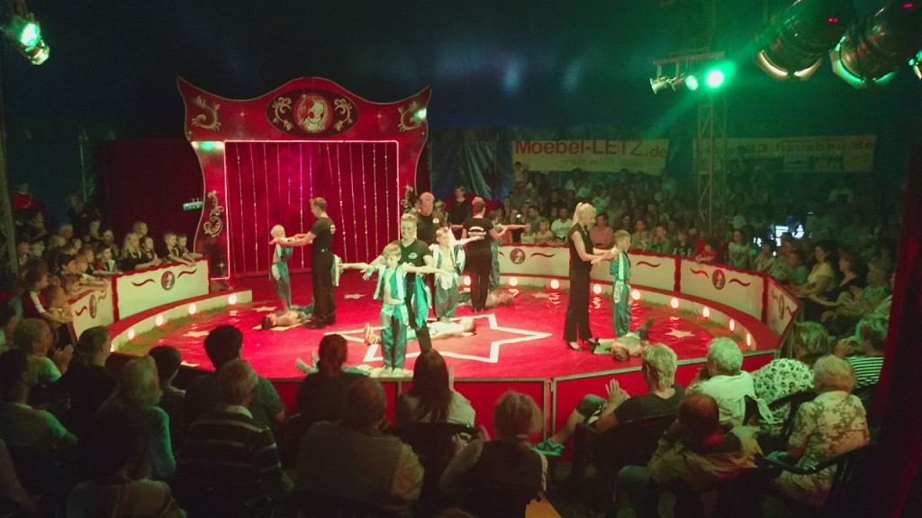 assets/theme/content/images/startseite/Zirkus/Manege mit Zuschauern.jpg